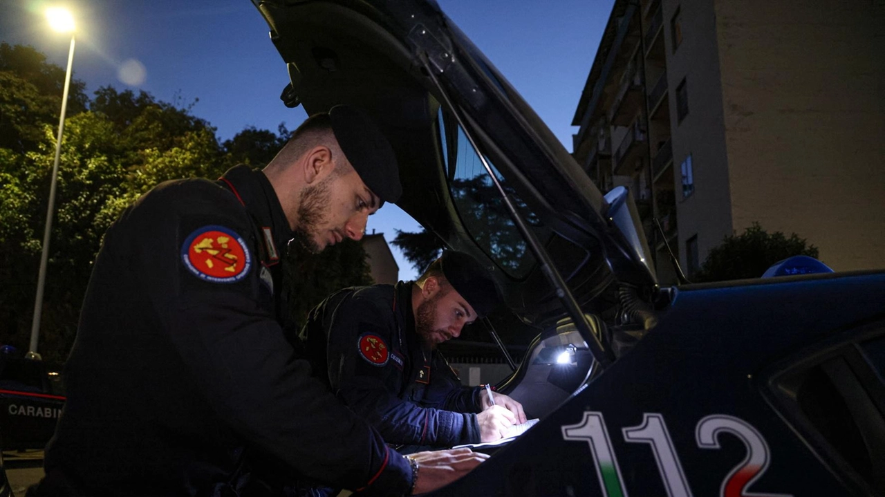 Un imprenditore e la sua famiglia sono stati derubati da una banda di tre uomini armati. Via gioielli e denaro.