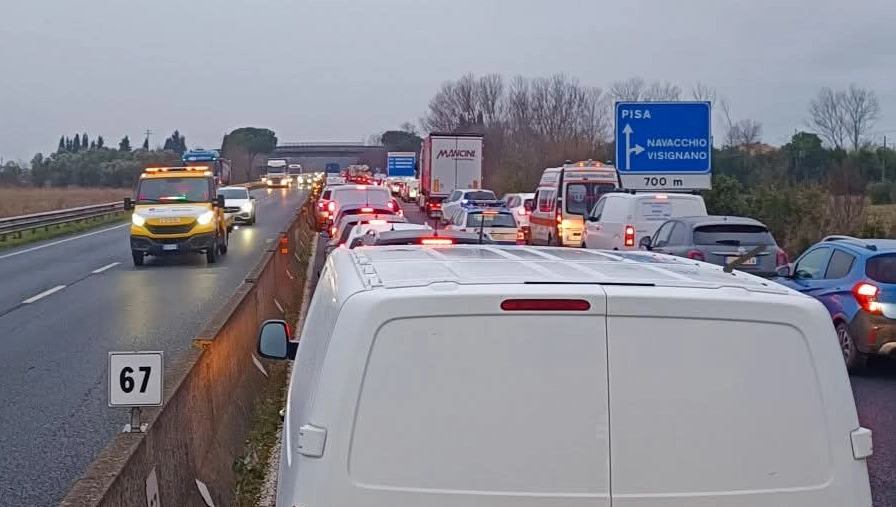 Incidente in FiPiLi, traffico in tilt (Foto dal gruppo Facebook I Dannati della FiPiLi)