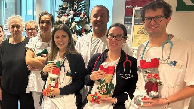 L’associazione Alice Benvenuti Onlus ha donato alcune calze della befana alla Pediatria dell’ospedale San Luca