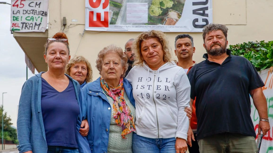 La protesta dei residenti che hanno srotolato un maxi striscione