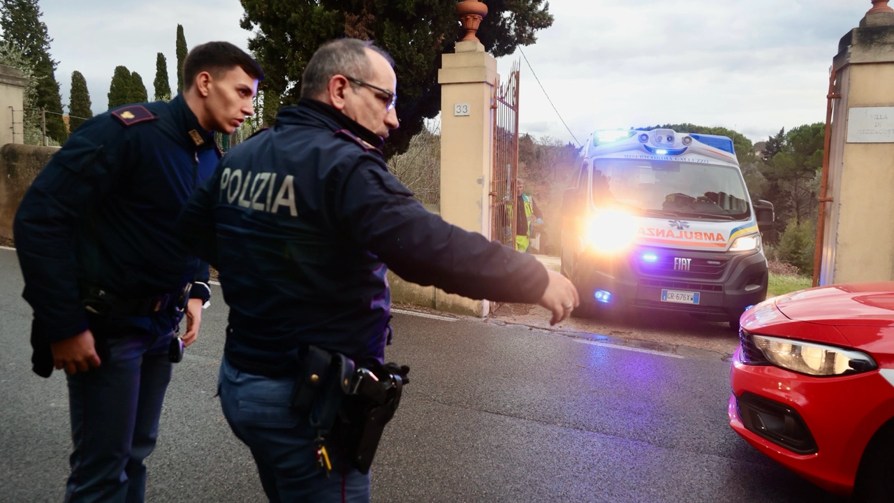 Polizia e vigili del fuoco all'esterno della villa della tragedia (New Press Photo)