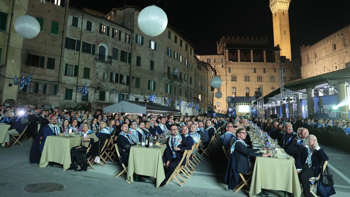 Palio, la cena della vittoria dell’Onda. A tavola in 1400, nel cielo otto lune