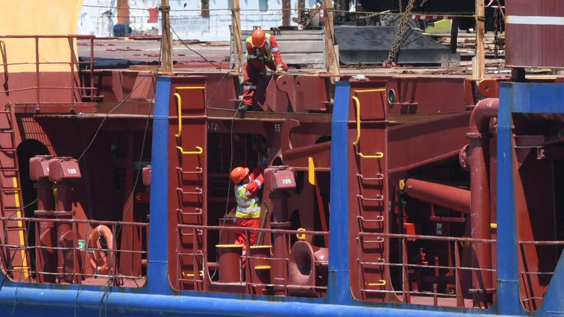 Salari al palo e sicurezza in porto. In sciopero duecento lavoratori