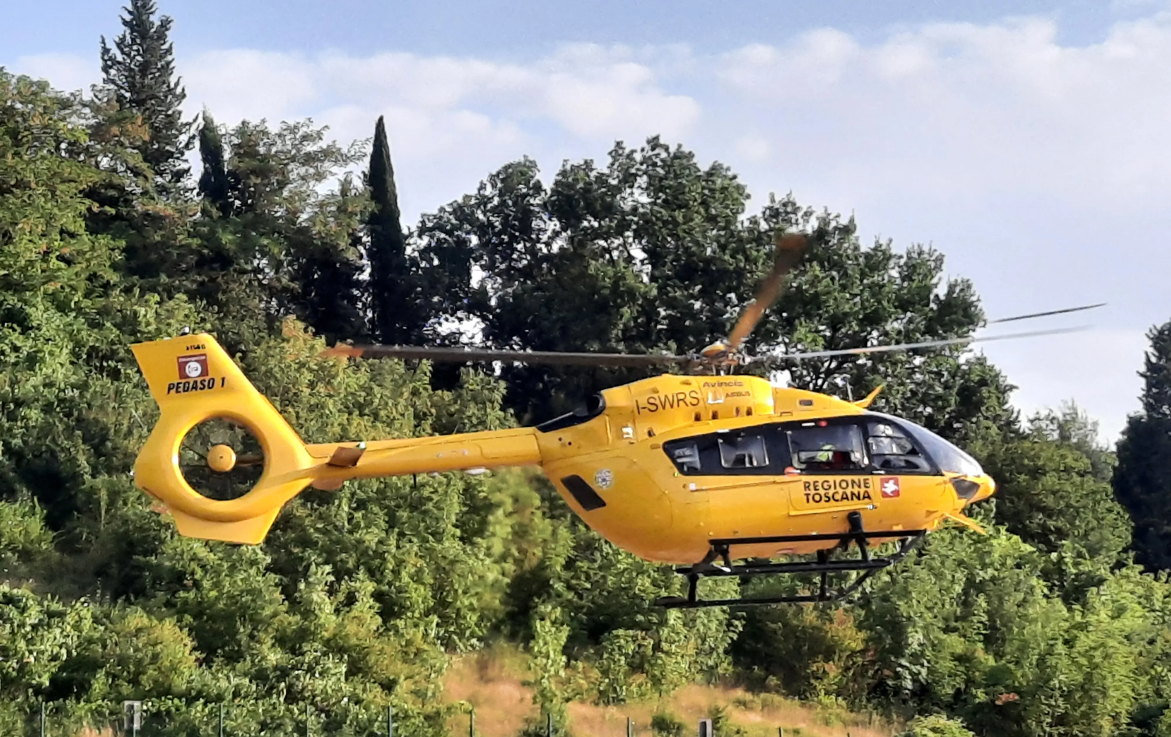 Malore durante la battuta di caccia, lo salvano gli amici con un defibrillatore