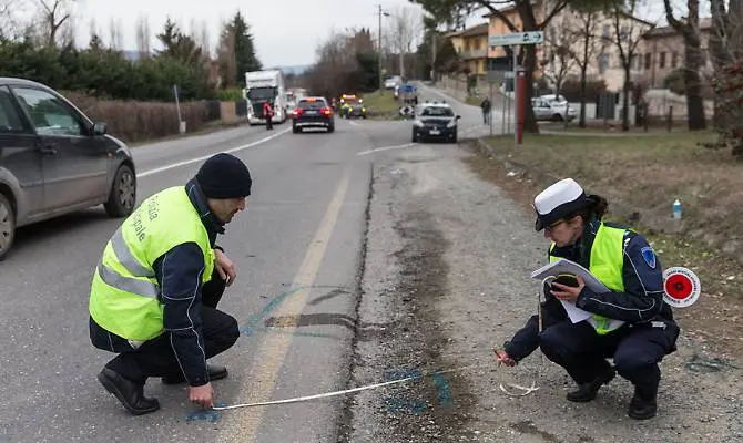 Trentaduenne ubriaco urta diverse auto, rischia un anno di arresto