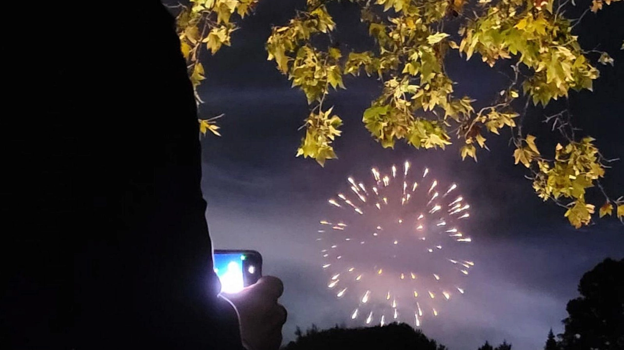 Un fuoco d’artificio della passate edizioni della Santa Croce dalle Mura (Alcide)