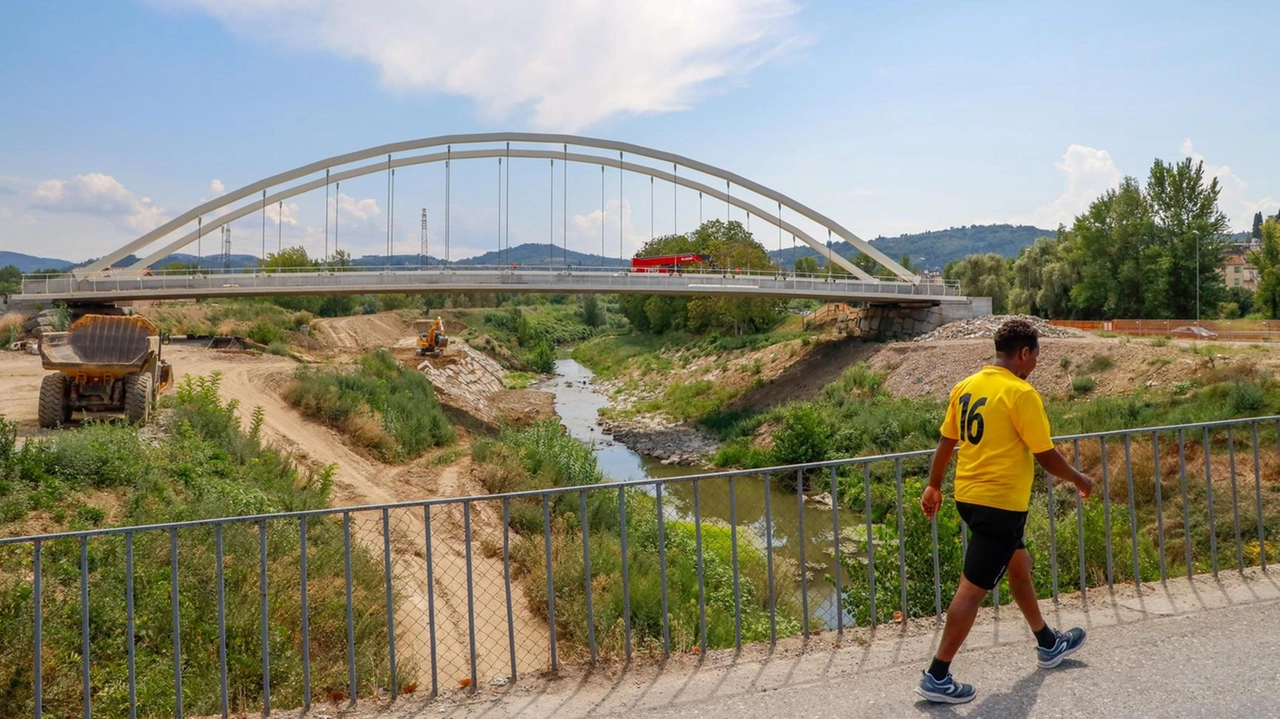 Lo stato di avanzamento dei lavori per il nuovo ponte sul fiume Bisenzio