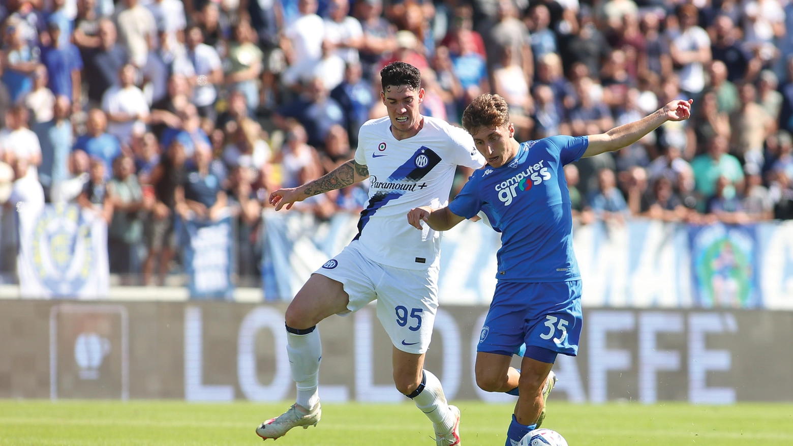 Il contrasto tra Baldanzi e Bastoni nel match vinto 1-0 dai nerazzurri