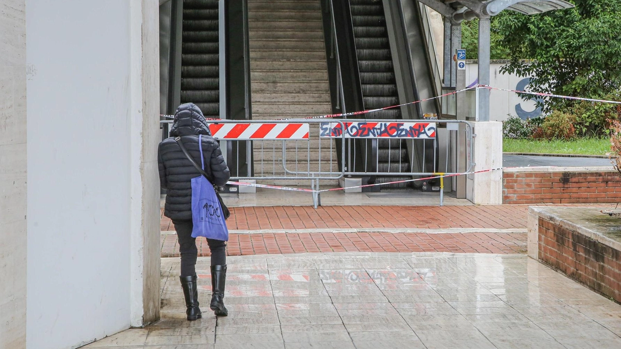 Chiusa l’ultima rampa delle scale mobili di piazzale Europa: un pino marittimo si è inclinato e minaccia di schiantarsi sull’impianto