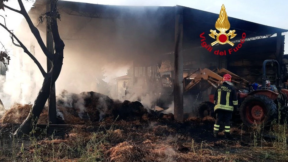 L'incendio delle rotoballe a Barberino