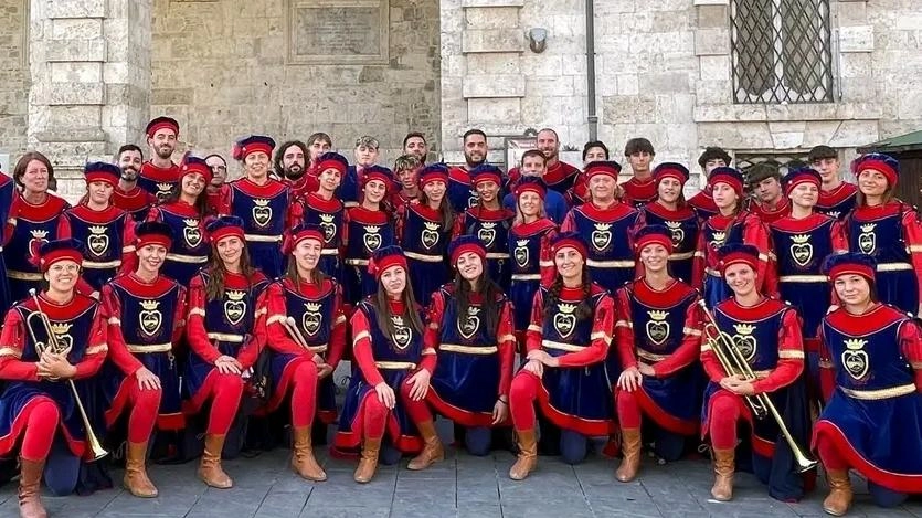 I contradaioli de Il Ponte durante la “Tenzone Aurea“ che quest’anno è stata ospitata dal capoluogo marchigiano