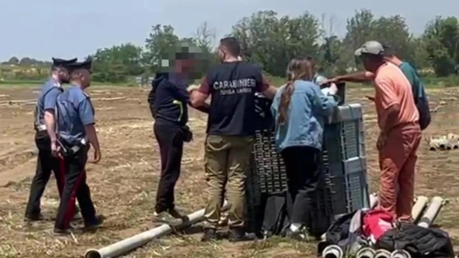 Caporalato, la vera emergenza. Blitz dell’Arma nelle aziende: scoperte illegalità e ’schiavitù’