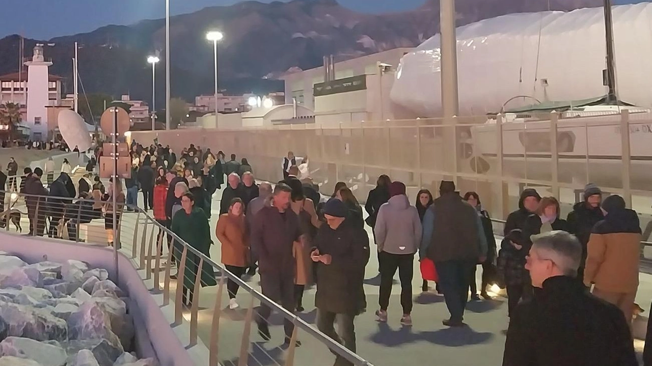 La. passeggiata a mare è stata presa di mira da una grande folla in questi giorni di vacanza e di sole