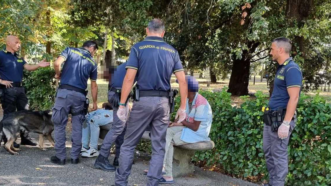 Cascine, buio profondo. Il market dello spaccio aperto tutto il giorno: "Qui comandano loro"