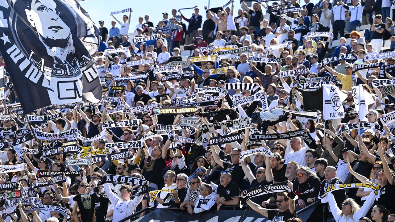 Previsto il ’tutto esaurito’ al Picco per il derby di domenica con il Pisa (foto d’archivio)