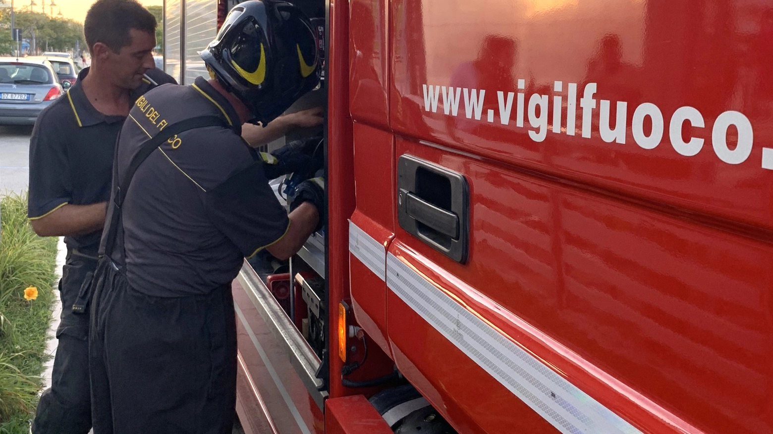 Una squadra di vigili del fuoco in azione