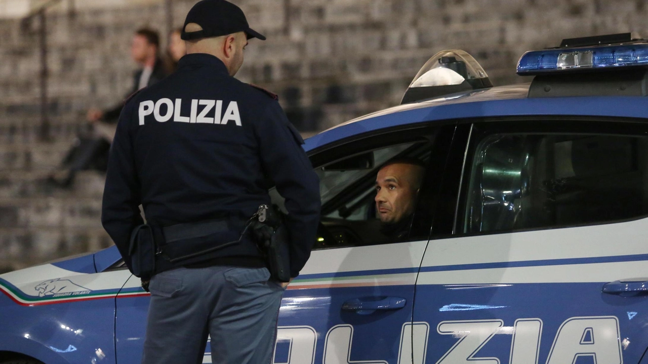 I poliziotti hanno effettuato una perquisizione domiciliare e trovato la pistola usata per la rapina, risultata essere un giocattolo