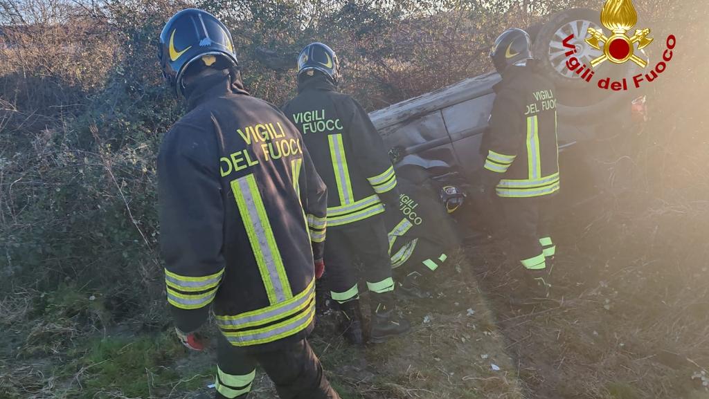 Auto si ribalta, il conducente intrappolato salvato dai vigili del fuoco