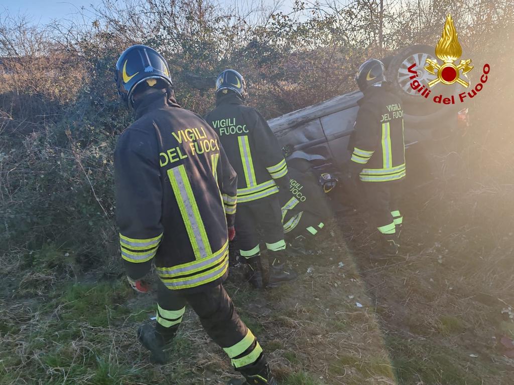 Auto si ribalta, il conducente intrappolato salvato dai vigili del fuoco