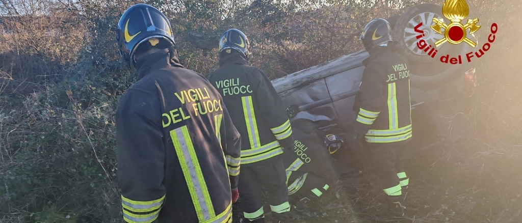 Auto si ribalta, il conducente intrappolato salvato dai vigili del fuoco