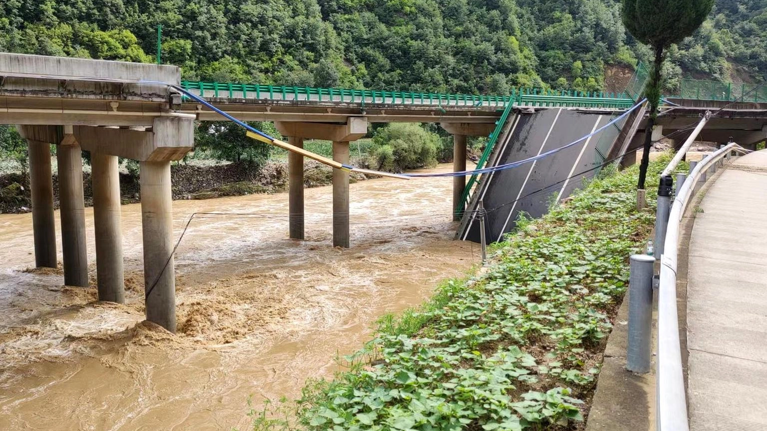 In Cina crolla un ponte per il maltempo, 12 morti