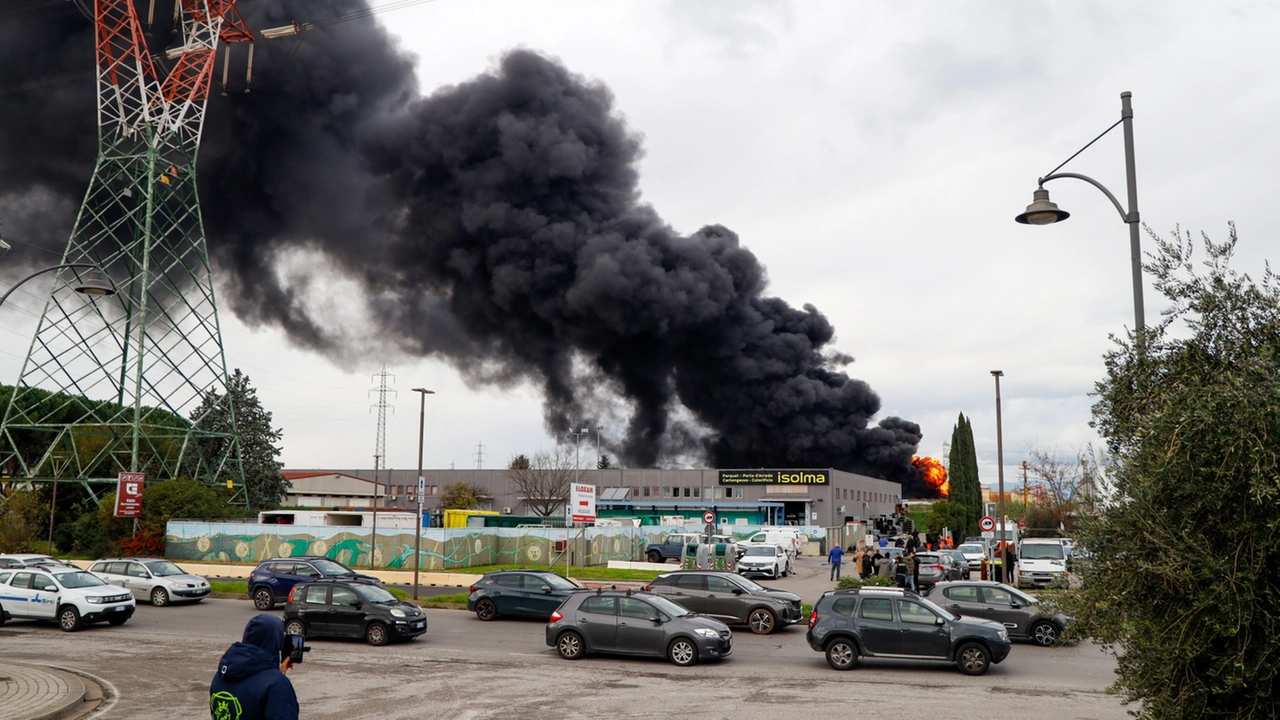 L'esplosione al deposito Eni (Foto Germogli)