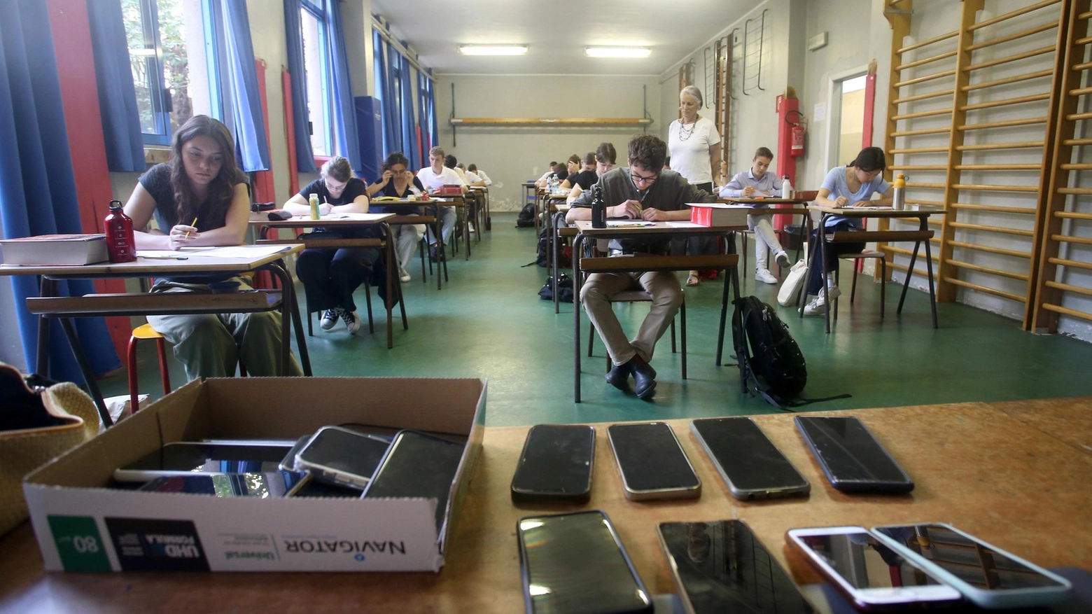 Cellulare in classe. Psicologi e docenti: "Ci sono delle regole. I genitori ci aiutino"