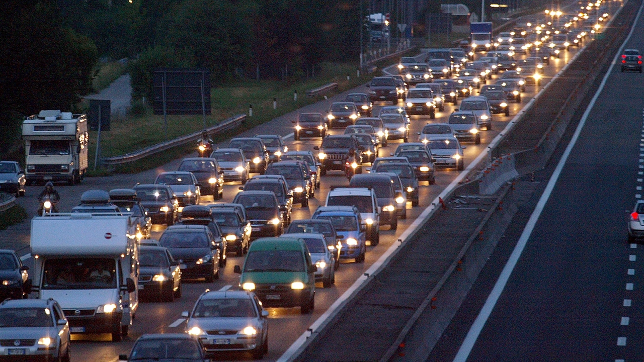 Autostrade, code (foto d'archivio Ansa)