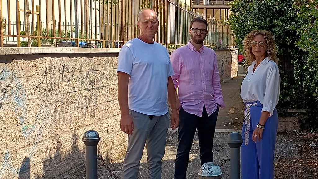 Ieri l’incontro dei residenti della zona con l’amministrazione comunale. La Municipale: "Più pattuglie e segnaleremo gli adolescenti alle famiglie".