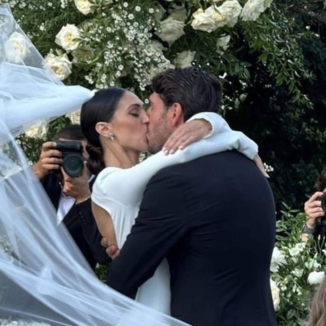 Il bacio tra Cecilia Rodriguez e Ignazio Moser