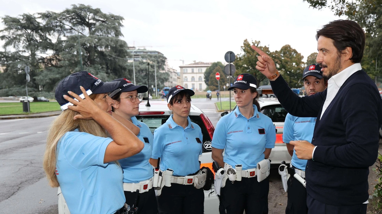 L’assessore alla Sicurezza, Andrea Giorgio, con alcuni agenti della polizia municipale