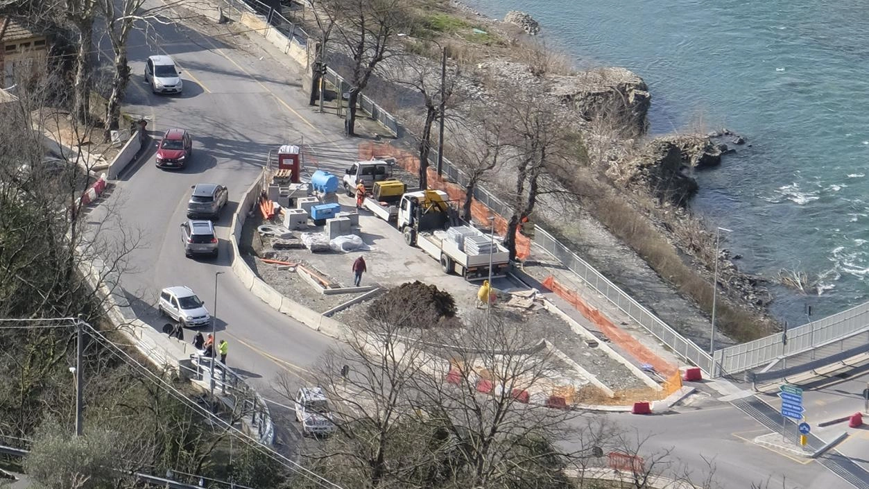 Gli operai sul cantiere, ultimi lavori, parte del progetto già pronta (Foto Pasquali)