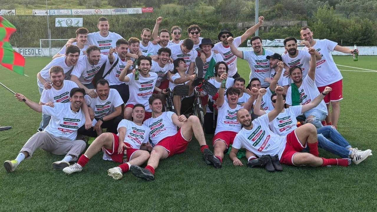 La gioia della squadra del Carbonile, neo promossa in Seconda categoria