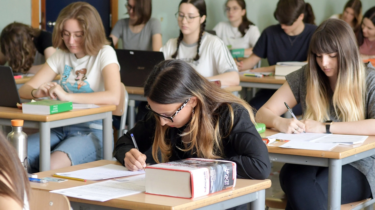 Alcuni studenti impegnati in una prova dell’esame di maturità (foto d’archivio)