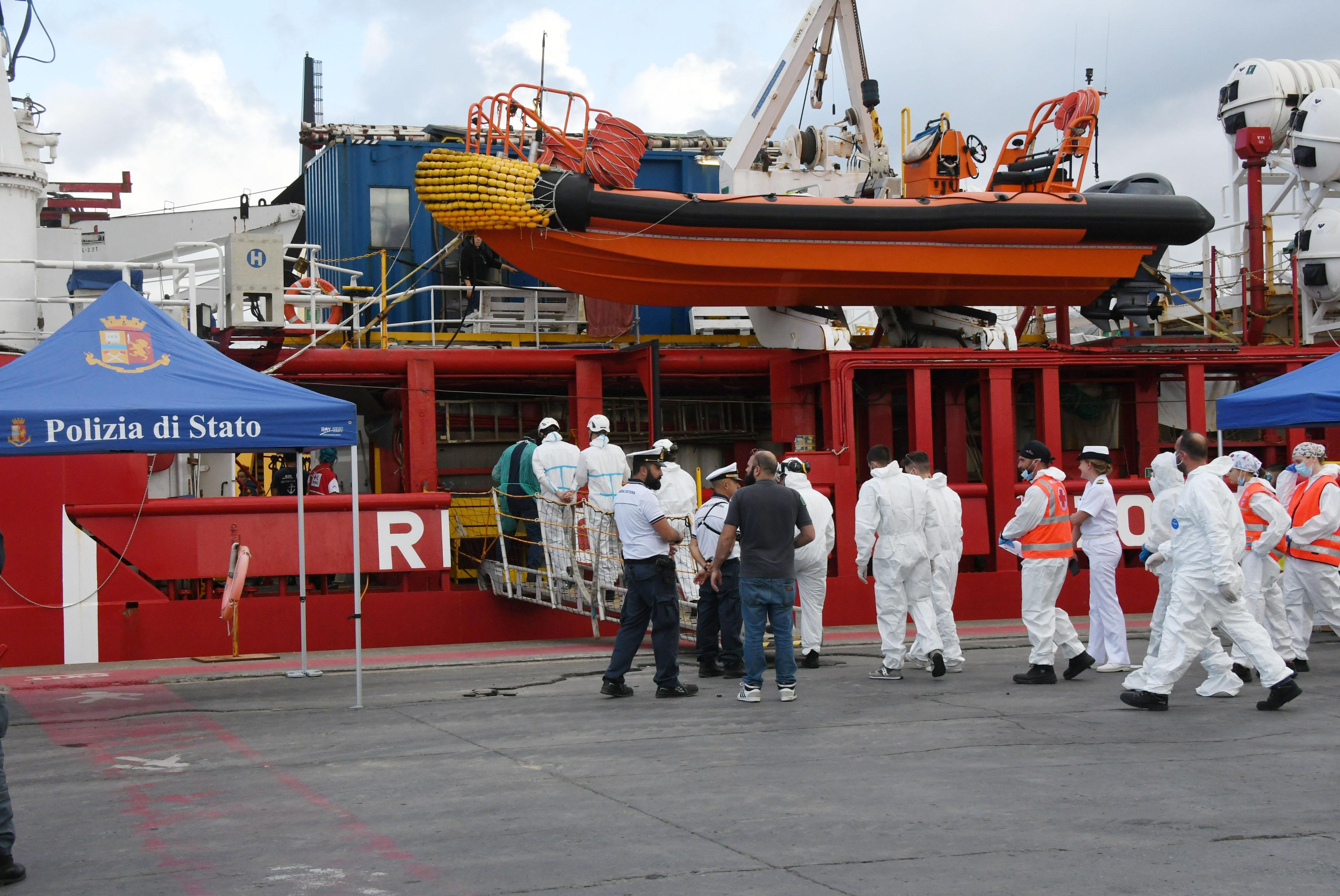 Nave Ocean Viking nel porto di Marina di Carrara, accolti 15 migranti