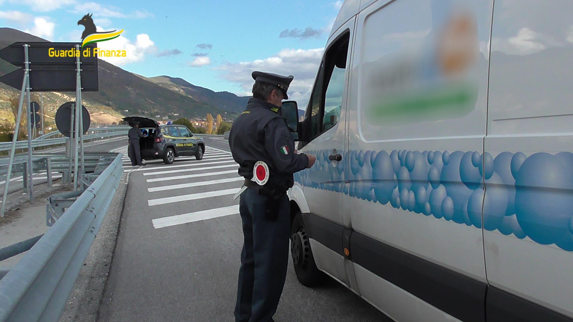 Perugia, minorenne trovato a lavorare in sartoria: gestore e genitori denunciati