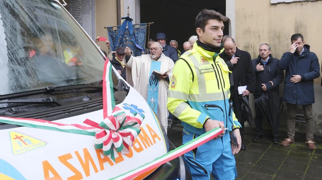 L’inaugurazione di una nuova ambulanza alla Misericordia di Pontremoli pochi giorni fa