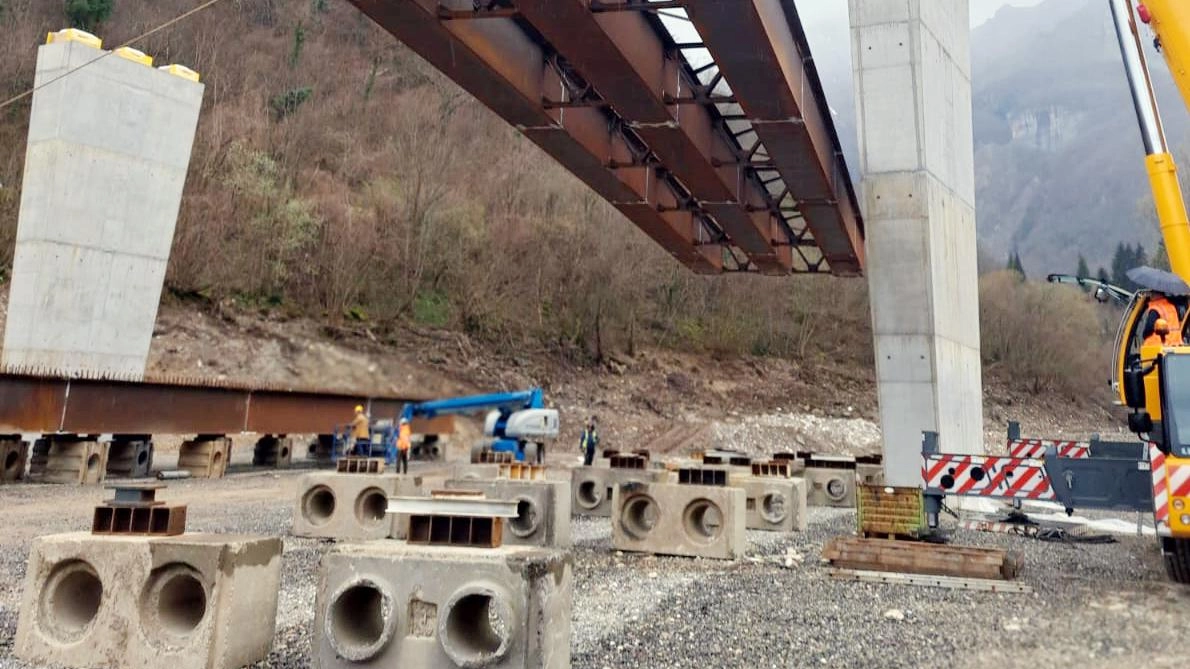 La maxi gru Geonova per il ponte. Lavori per la posa delle campate