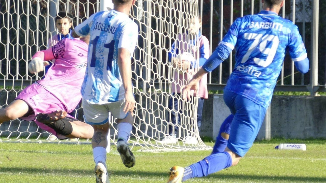 Il gol di Barbuti che porta in vantaggio i biancazzurri