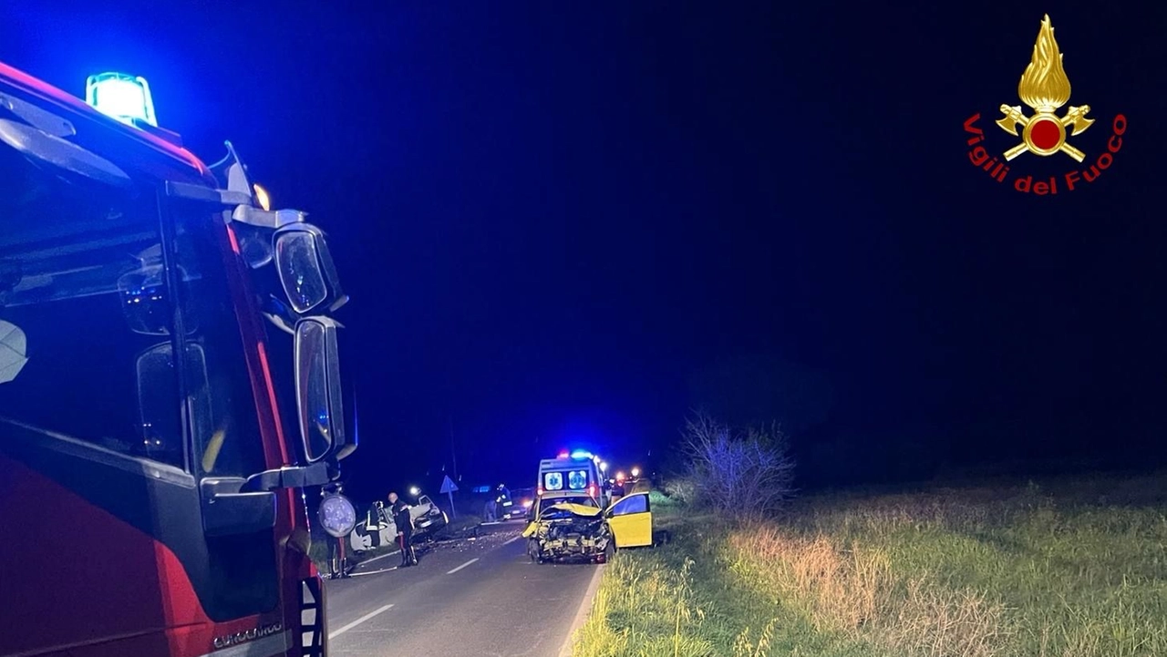 L'incidente stradale avvenuto nel tardo pomeriggio a Gavorrano (foto Vigili del Fuoco)