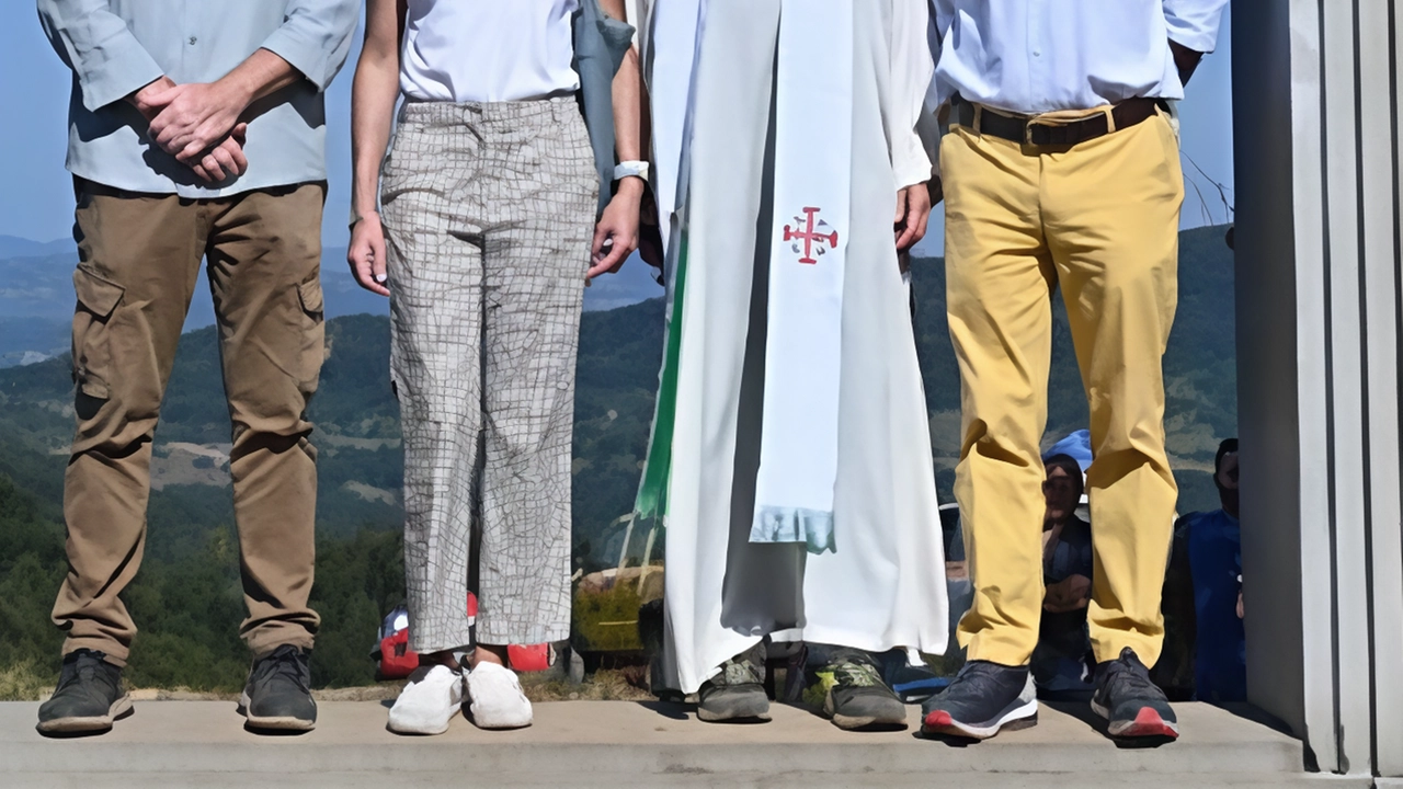 Il monte Gazzaro nell'Appennino mugellano diventa meta per escursionisti grazie ai interventi di volontari per valorizzarlo, tra cui un controverso portale in pietra serena.