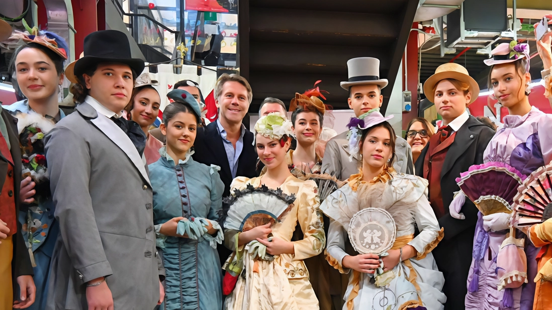 Il principe Emanuele Filiberto visita il Mercato Centrale di Firenze in occasione della chiusura dei festeggiamenti per i 150 anni dall'inaugurazione da parte di re Vittorio Emanuele II. Un omaggio alla tradizione e all'umanità dei mercati.