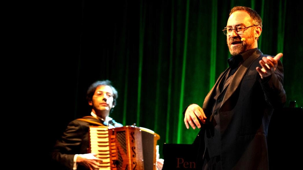 Il cantante. siciliano Mario Incudine oggi ai Giardini Caneva nello spettacolo ’Parlami d’amore’ con la regia di Pino Strabioli