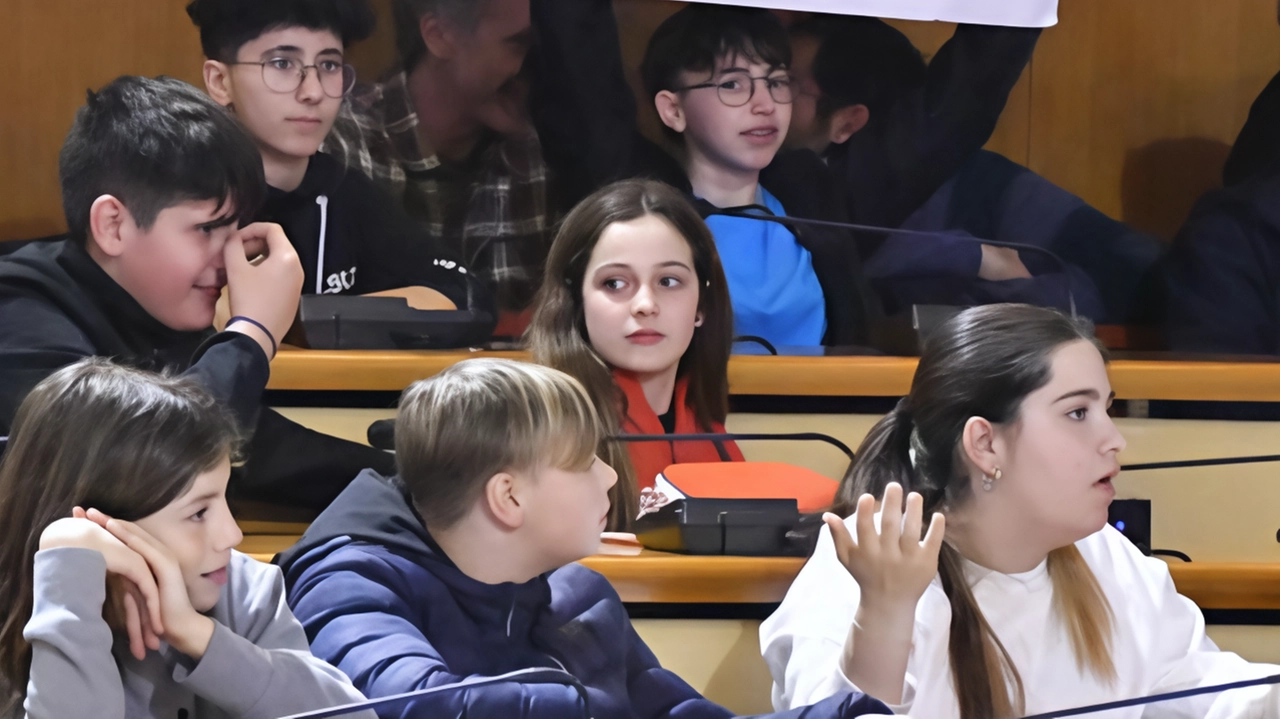 Studenti della ‘Parini’ all’incontro in consiglio comunale sulla chiusura della scuola