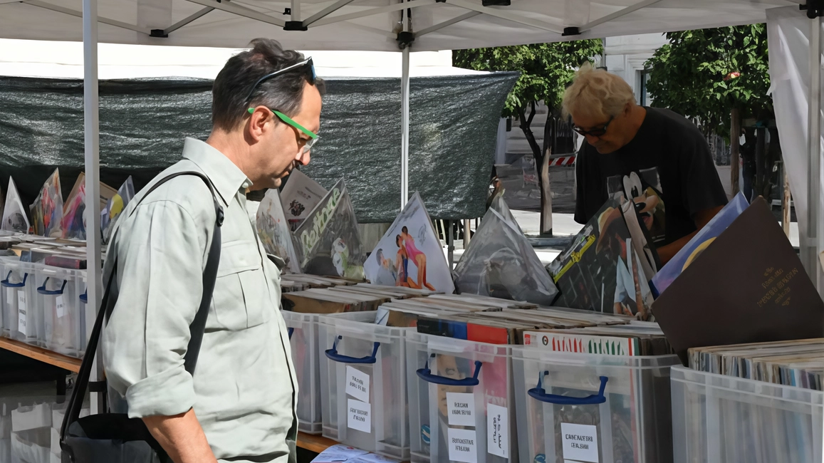 Mostra mercato con espositori da tutta Italia tra curiosi e appassionati. Incontro di musica e parole a Palazzo Ducale con Volpi e Bogazzi.