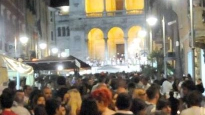 Un’immagine di via Dante piena di avventori, tra residenti e turisti (foto di repertorio)