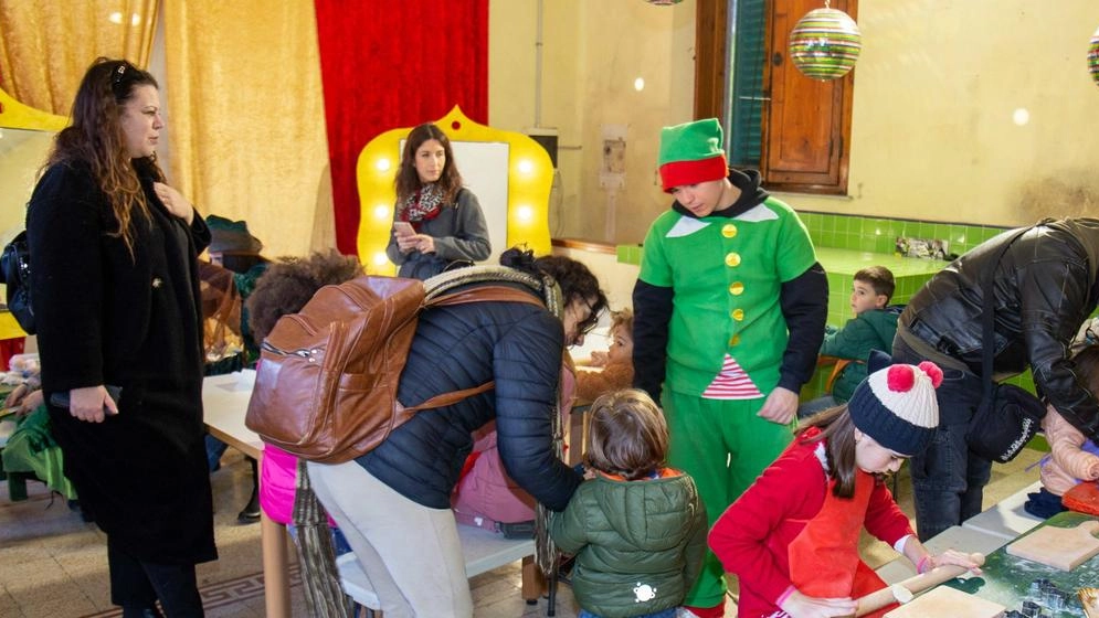 Il Comune di Montecatini Terme investe 275mila euro per le festività natalizie, con luminarie e manifestazioni. Progetti ambiziosi per il Natale 2025 e eventi vari in programma, tra cui una maratona e la "Casa di Babbo Natale". Sinergia con il privato e valorizzazione dei mercatini.