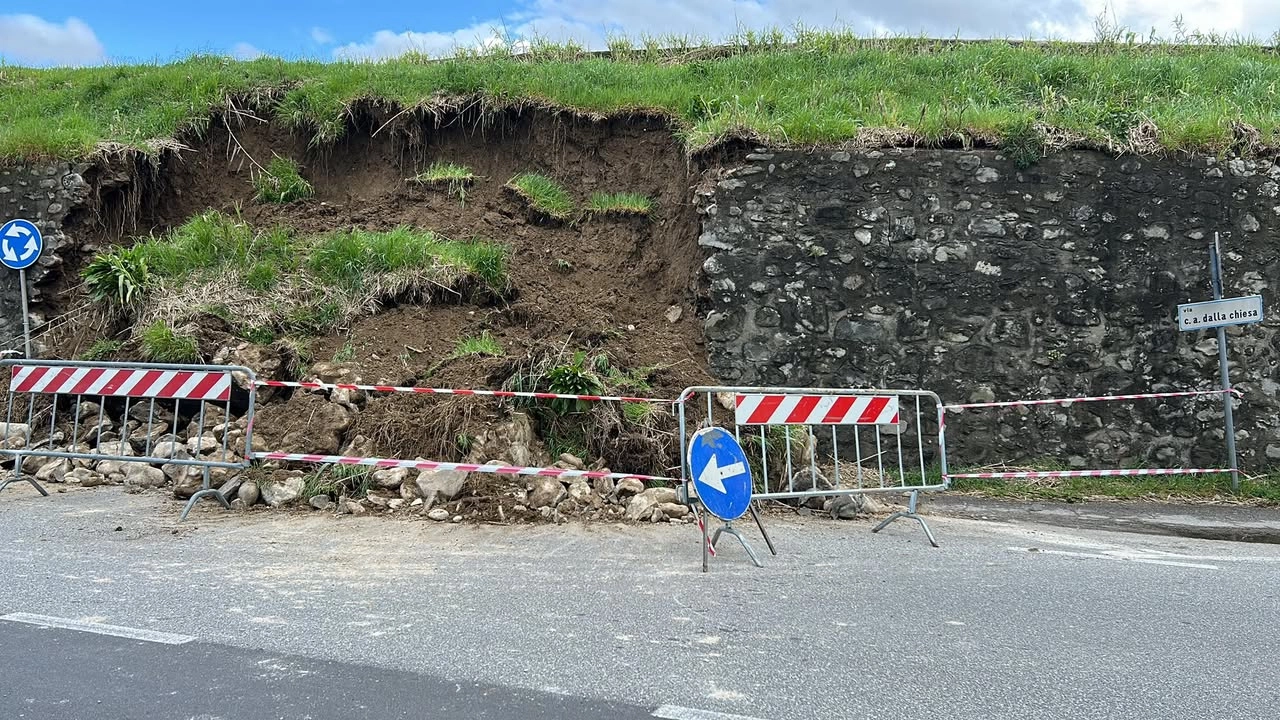 Il muro crollato in via Carlo Alberto dalla Chiesa a Montale