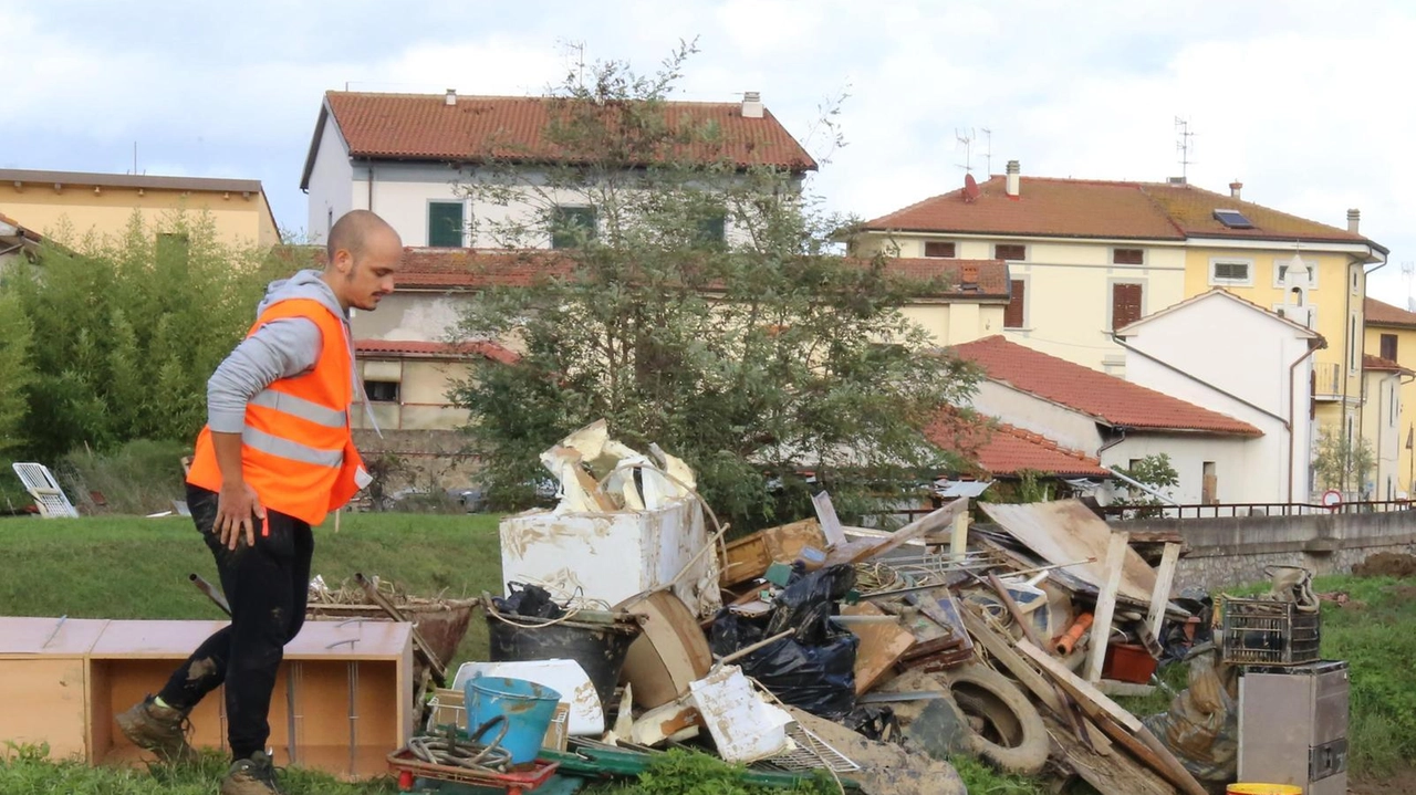 Rifiuti sommersi nel fango ammassati a bordo strada a Stabbia nei giorni dell’alluvione del novembre di un anno fa