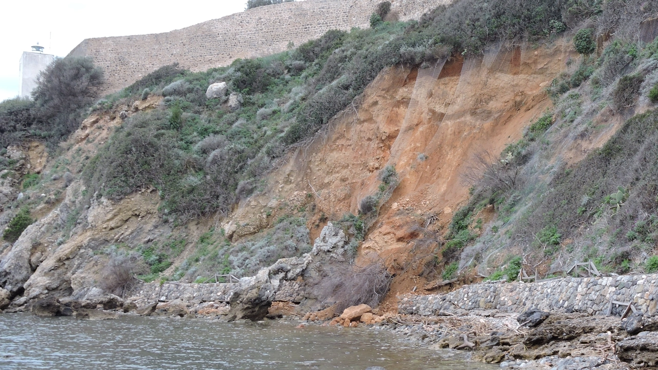 La grossa frana sulla spiaggia del Cannone a Talamone